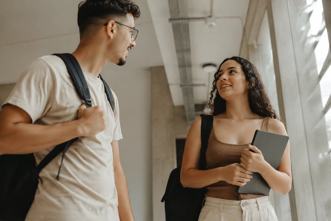 Time reunido em volta das folhas impressas com os itens da pauta do dia